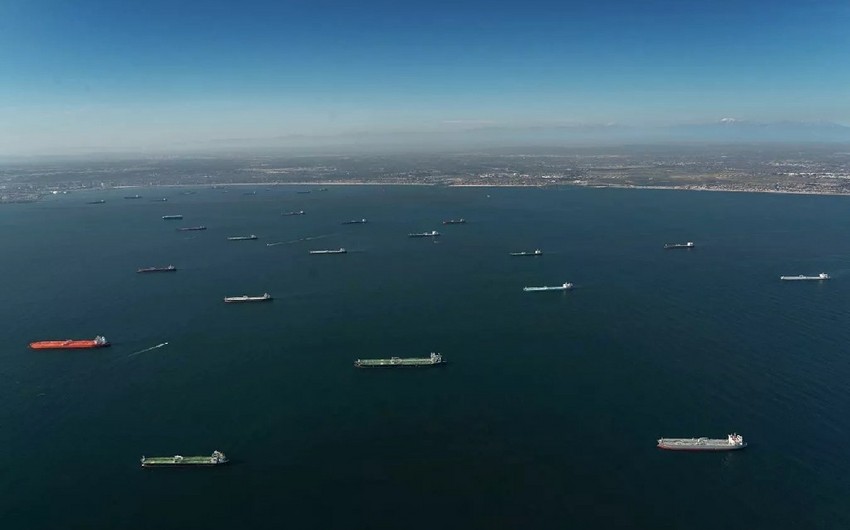 California coast detects abnormal accumulation of oil tankers