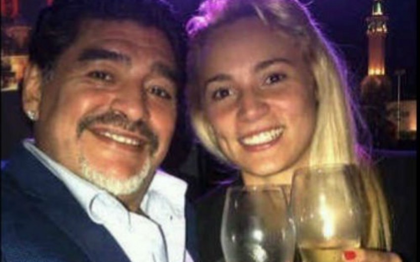 ​Maradona 24 yaşlı nişanlısı ilə kəbinini Roma Papasının kəsməsini istəyir