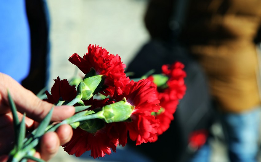 Люди чтят память погибших и пропавших без вести на месторождении Гюнешли - ФОТОРЕПОРТАЖ