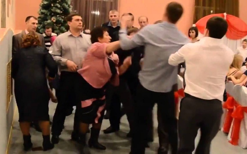 В Баку во время свадьбы произошла драка между родственниками, есть пострадавшие