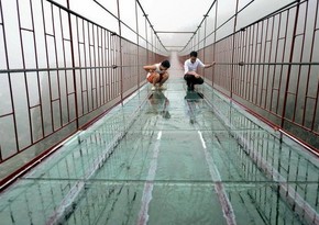 ​China: elevated glass walkway cracks under tourists' feet