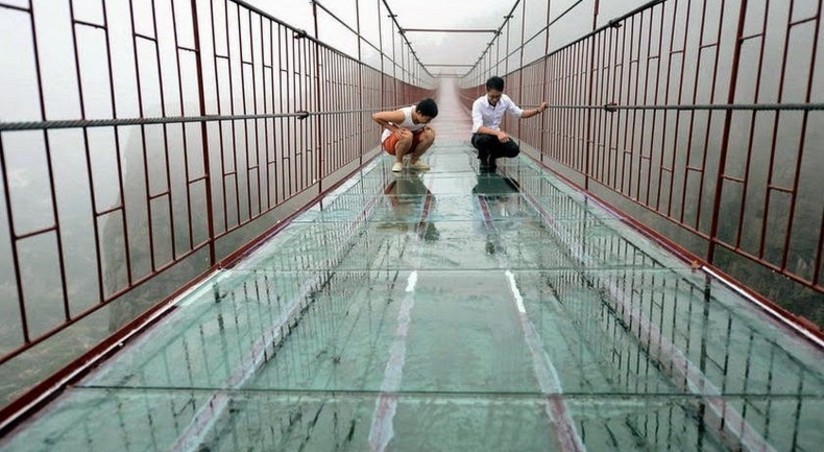 China Elevated Glass Walkway Cracks Under Tourists Feet Report Az