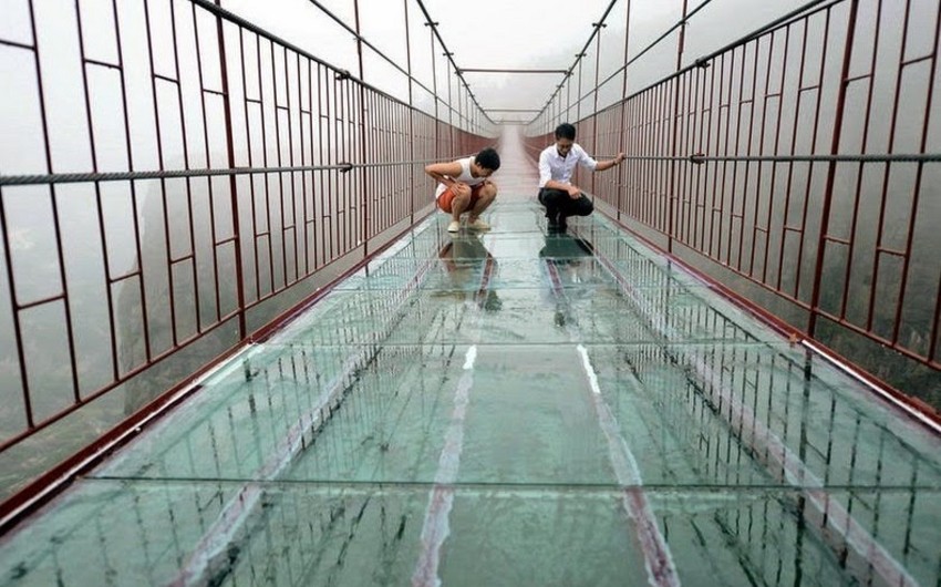 Cтеклянный мост в Китае треснул под ногами туристов