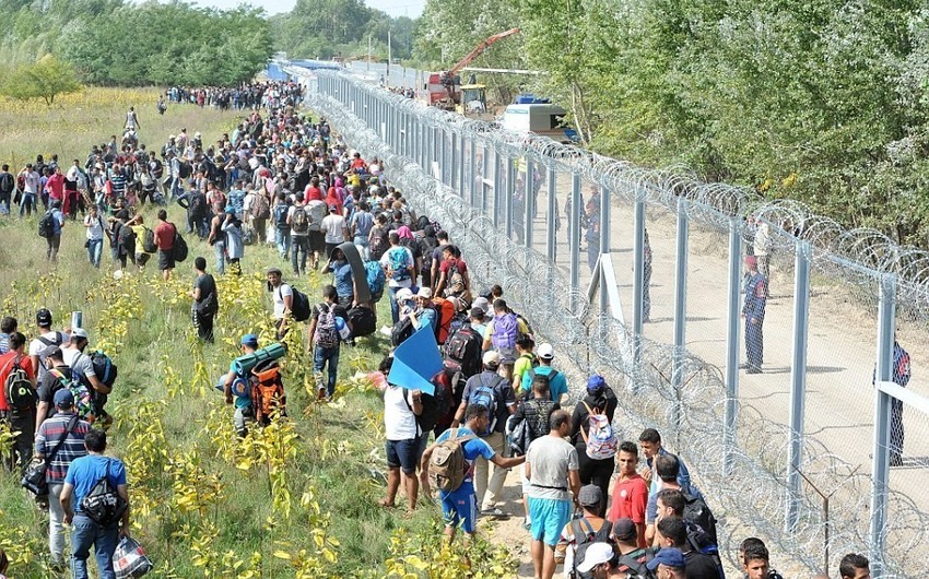 В МВД Австрии предупредили об угрозе прорыва 20 тыс. вооруженных мигрантов в ЕС