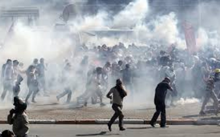 Полиция Египта разгоняет протестующих против оправдания Мубарака слезоточивым газом