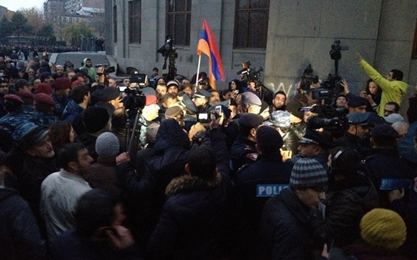 ​Yerevanda Rusiya səfirliyi qarşısında aksiya keçirilir - VİDEO