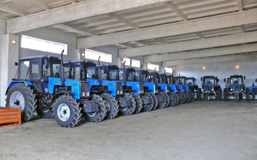 ​“Aqrolizinq” fermerlərə daha 59 traktor verib