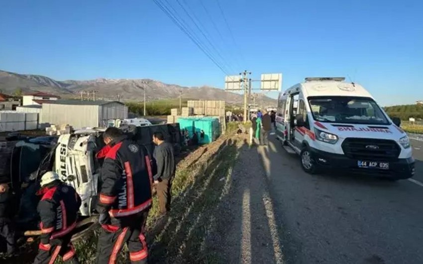 На востоке Турции перевернулся автобус, есть пострадавшие