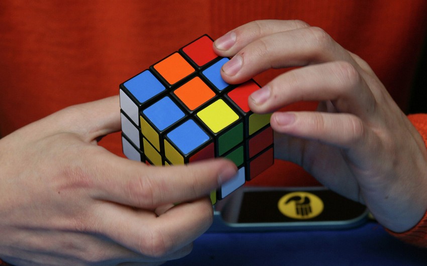 В Японии продемонстрировали самый маленький в мире кубик Рубика