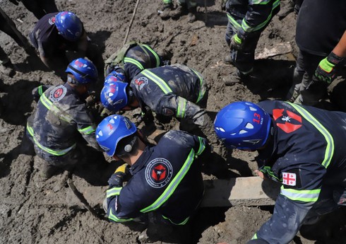 Грузинские спасатели не могут возобновить поиски пропавшего из-за непогоды
