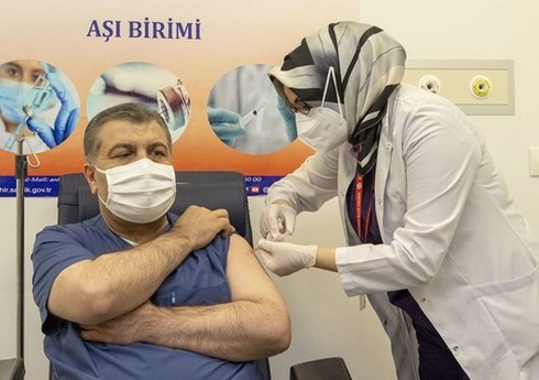 Глава минздрава Турции в прямом эфире прошел вакцинацию 