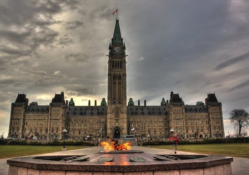 Персонал парламента Канады эвакуировали из-за возможной угрозы в здании