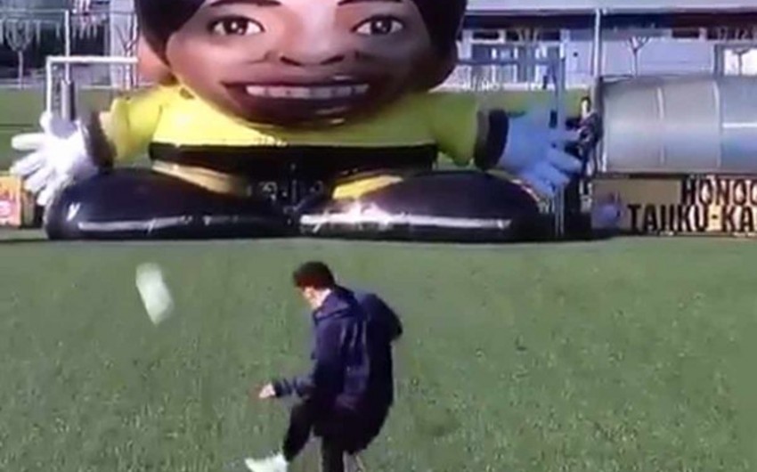 Messi beats giant robot goalkeeper - VIDEO