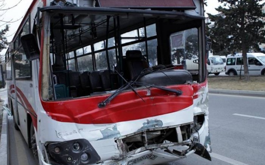 В Баку столкнулись фура и автобус, 6 человек госпитализированы