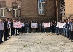 Azerbaijani applicants hold action in front of Georgian Education Ministry