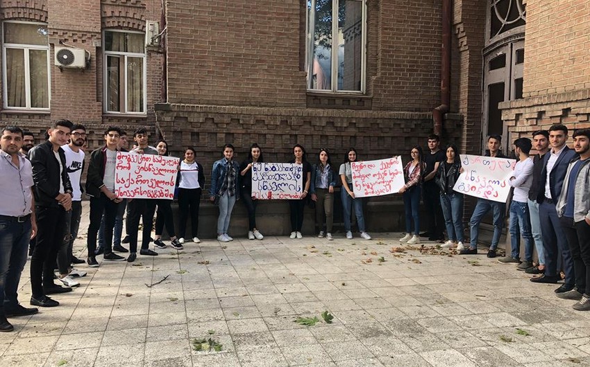 Azerbaijani applicants hold action in front of Georgian Education Ministry