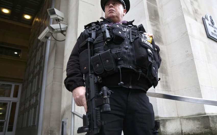 ​Londonda silahlı şəxs insanlara hücum edib: 1 ölü, 5 yaralı