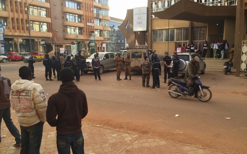 В столице Буркина-Фасо завершен штурм захваченного террористами отеля