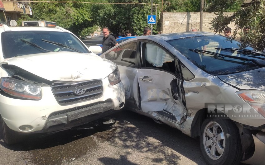В Баку произошло ДТП с участием автомобиля Prius