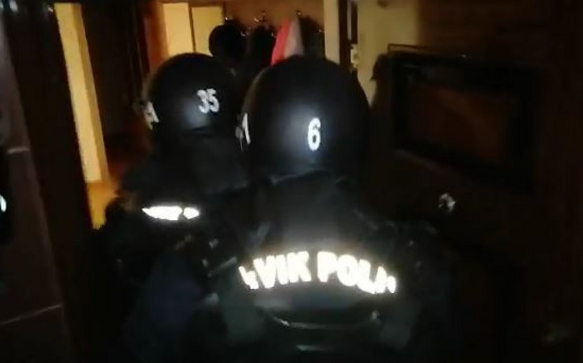 Polisin üstünə zibil atanların evinə belə daxil oldular - VİDEO