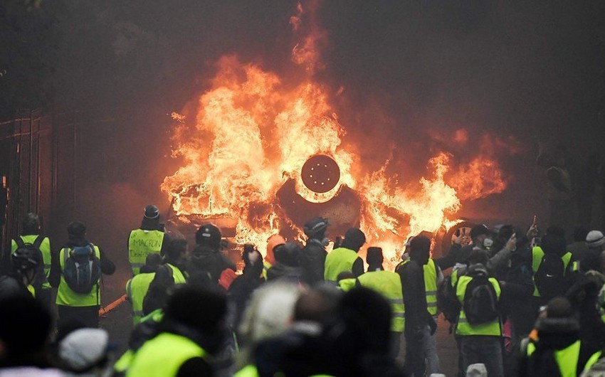 Макрон и глава МВД Франции осмотрели разрушения после беспорядков в Париже