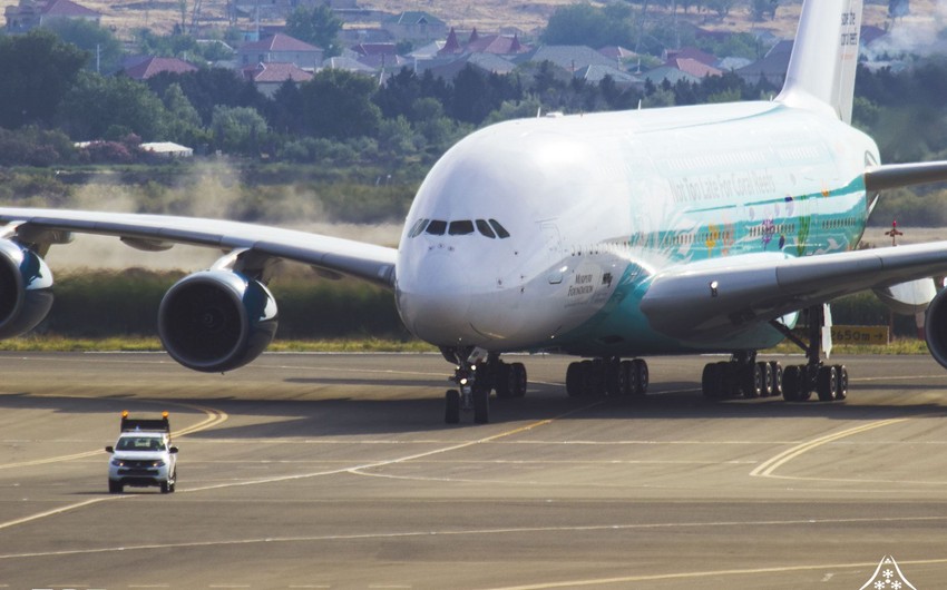AZAL: Hava limanına UEFA nümayəndə heyətini gətirən “Airbus A380” sərnişin təyyarəsi eniş edib