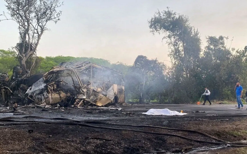 В Мексике автобус сгорел после ДТП, погибли 20 человек