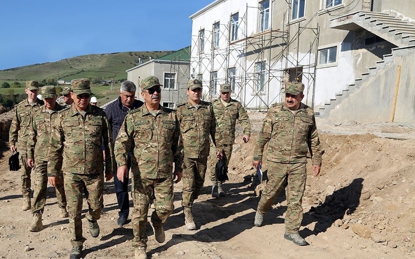 Министр обороны Азербайджана посетил воинские части в прифронтовой зоне