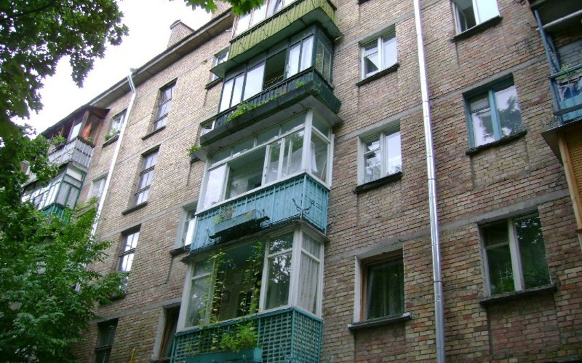 В Баку ребенок выпал с балкона 5-го этажа