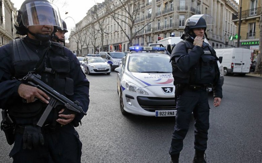 Армянина, попытавшегося наехать на толпу мусульман в Париже, проверят на вменяемость
