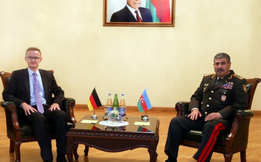 Министр обороны встретился с послом Германии в Азербайджане
