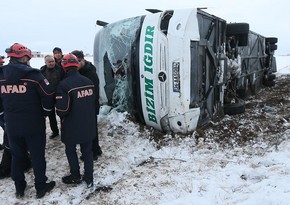 Türkiyədə avtobus aşıb, 23 nəfər yaralanıb