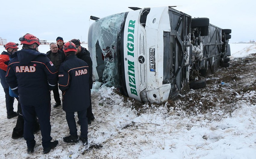 Türkiyədə avtobus aşıb, 23 nəfər yaralanıb