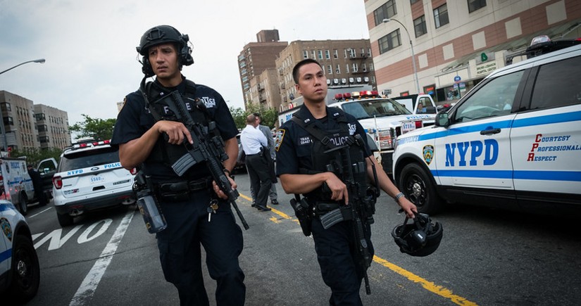 Полиция Нью-Йорка сообщила об эвакуации двух синагог на Манхэттене из-за угрозы взрывов