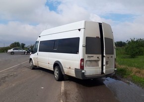 В Евлахе микроавтобус столкнулся с трактором, пострадали более 10 человек