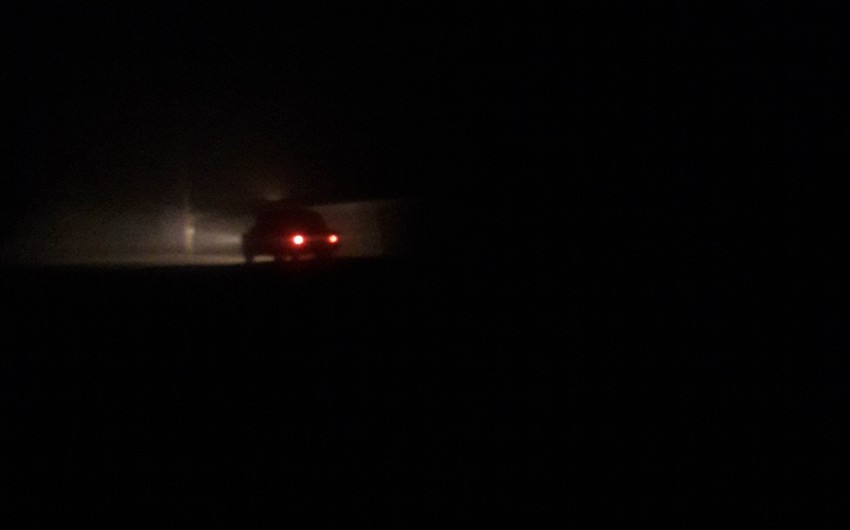 В Билясуваре густой туман усложнил движение автомобилей