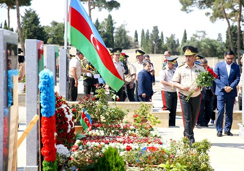 Министр обороны посетил могилы Полада Гашимова и Ильгара Мирзоева