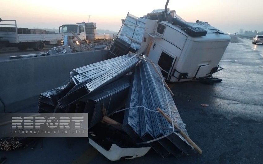 Kürdəmirdə “KamAZ” beton səkiyə çırpılıb, sürücü xəsarət alıb