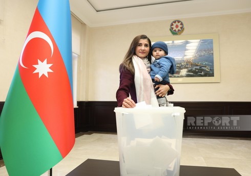 Население продолжает активно голосовать на избирательных участках в Баку