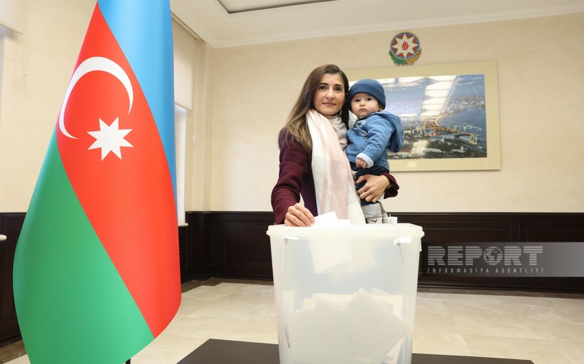 Население продолжает активно голосовать на избирательных участках в Баку