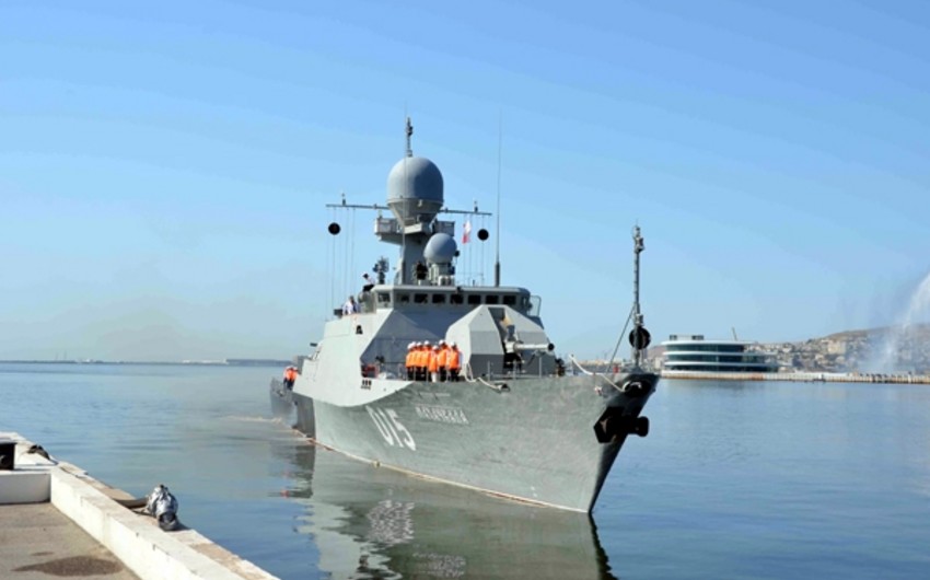 Representatives of Azerbaijani Navy welcomed Caspian Sea Fleet warships in Baku - PHOTO