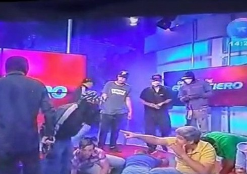 В Эквадоре вооруженные люди ворвались в студию телеканала во время прямого эфира