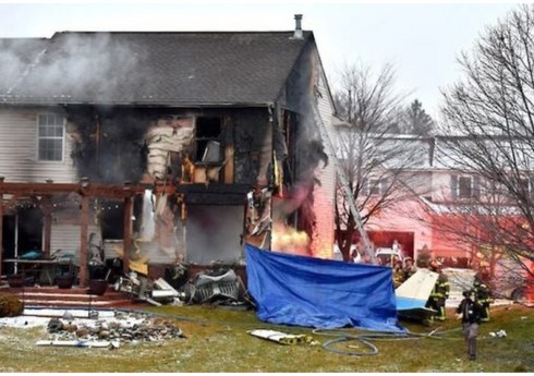 Самолет упал на жилой дом в США, есть погибшие