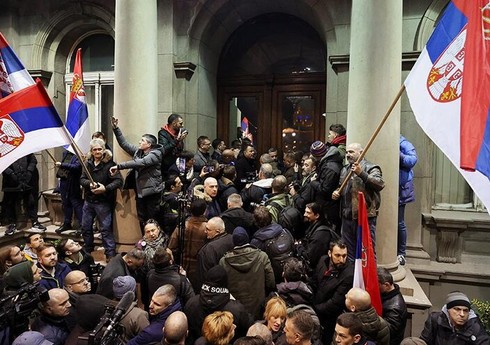 В Белграде протестующие хотят прорваться в здание городской администрации
