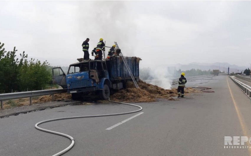 В Азербайджане грузовик сгорел вместе с сеном - ФОТО - ВИДЕО