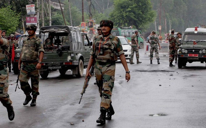 ​Тысячи полицейских охраняют матч по крикету в Калькутте