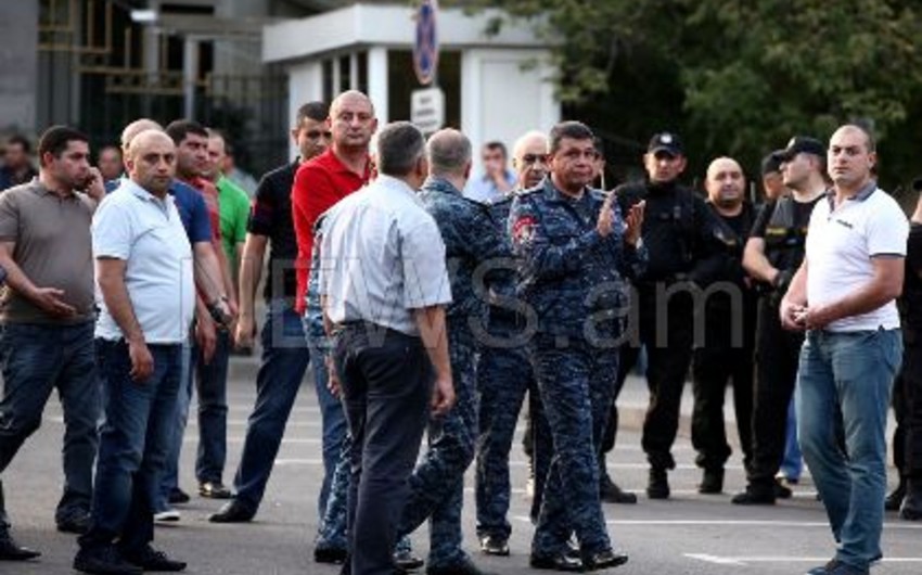 Yerevan polisi etirazçıların zibil konteynerlərindən ibarət barrikadasını yığışdırır