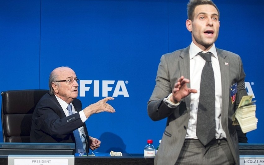 ​ФИФА подала иск против комика, сорвавшего пресс-конференцию Блаттера