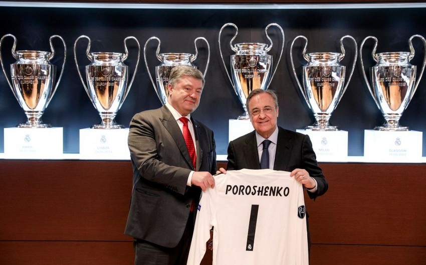 Перес подарил Порошенко футболку Реала с первым номером