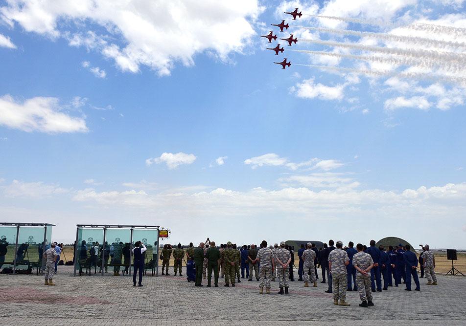 Azərbaycan və Türkiyə hərbçiləri F-16-ların uçuşlarını izləyib - VİDEO